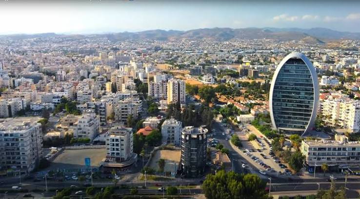 נוף לימסול - מגדלי היוקרה וקו החוף בשקיעה